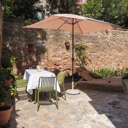בית הארחה Giselda Courtyard Retreat