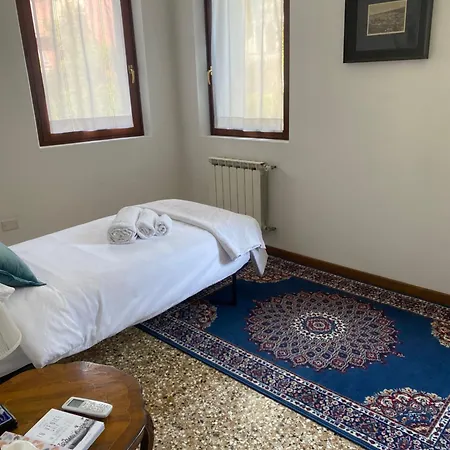 Giselda Courtyard Retreat בית הארחה 4*